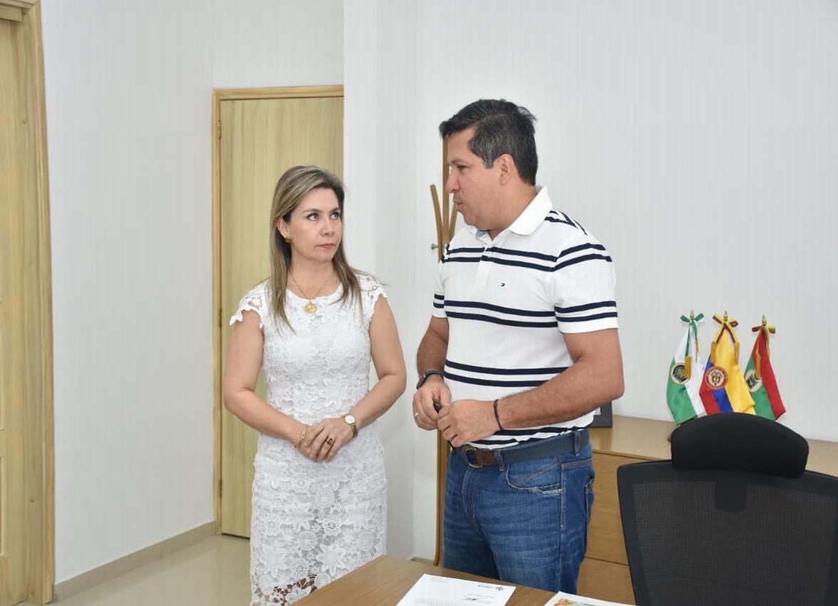 Alcalde de Neiv,a Rodrigo Lara Sánchez, junto a  la nueva Gerente de Las Ceibas, Empresas Públicas de Neiva, Gloria Enid Perdomo Quiroga.